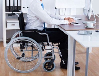 инвалид на коляске на работе
