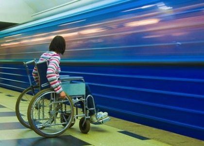 инвалид на коляске в метро